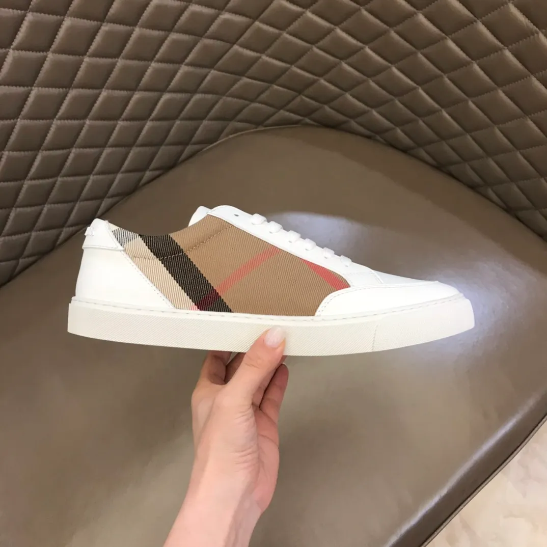 ¥380 ▫️B’s men’s classic low-top sneakers are reinterpreted in Vintage plaid cotton material and decorated with a new brand logo. First-grain cowhide lining, original outsole with Burberry lettering embossed logo on the heel! 38-45